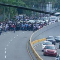 Pasajeros indignados bloquearon la avenida 27 de Febrero