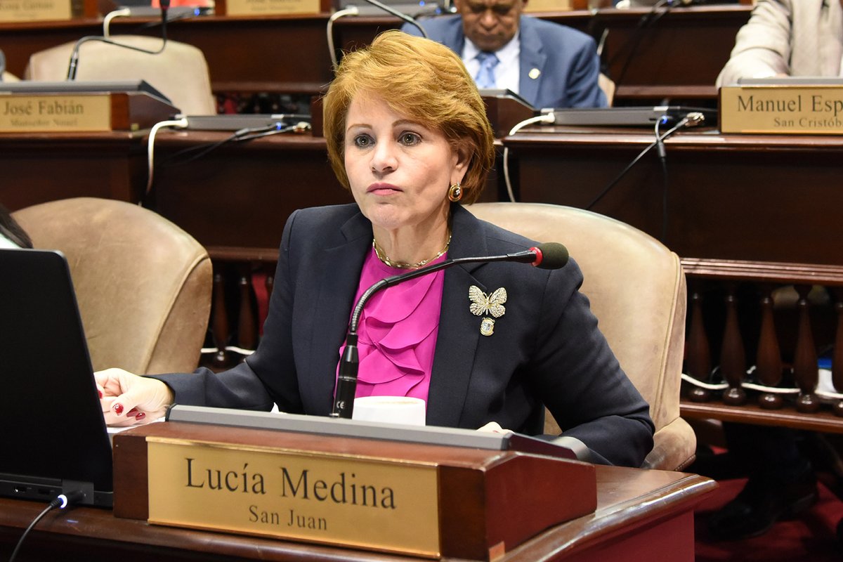 Lucia Medina causa revuelo otra vez por forma de hacer proselitismo; reparte dinero en río