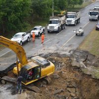 Obras Públicas interviene socavón en tramo de la Autopista Duarte