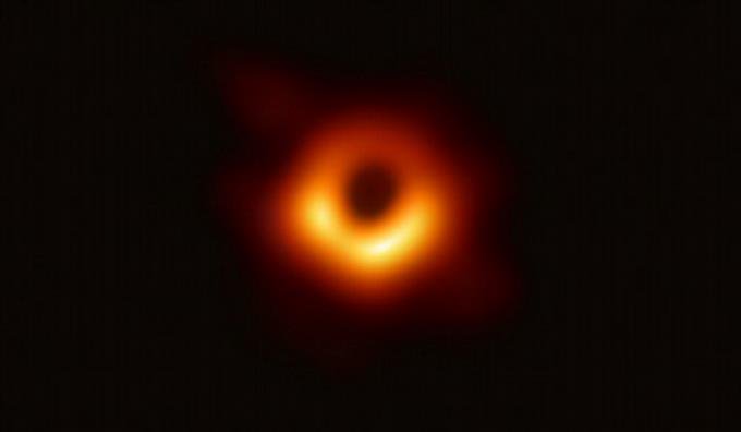 Un anillo luminoso rojo y amarillo: la primera foto de un agujero negro