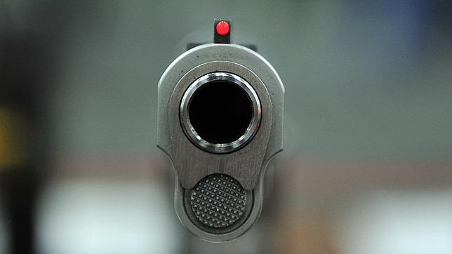 Un capitán de la Policía mata a un hombre y hiere a su pareja y otras 2 personas en Los Mina