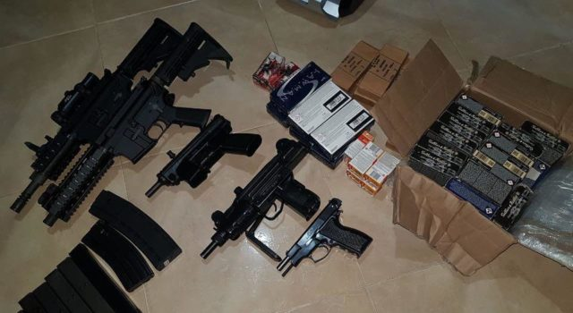 Apresan dos y se incautan de armas y drogas en allanamientos en Santiago