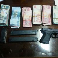 Ciudadano denuncia allanan su casa por error y le llevan más de RD$100 mil y dos pistolas en SFM