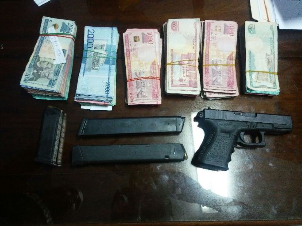 Ciudadano denuncia allanan su casa por error y le llevan más de RD$100 mil y dos pistolas en SFM