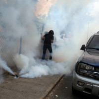 Lanzan bombas lacrimógenas contra Guaidó y militares que les respaldan