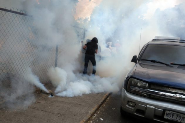 Lanzan bombas lacrimógenas contra Guaidó y militares que les respaldan