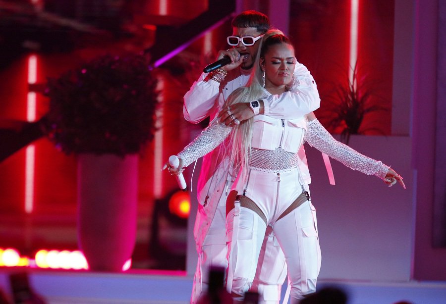 Le roban $250.000 a los cantantes Anuel AA y Karol G en Chile