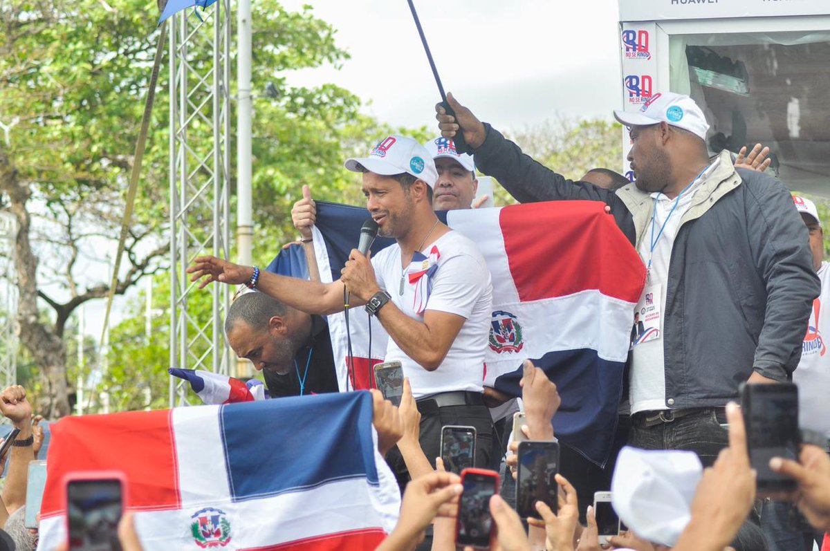 Carlos Silver establece récord Guinness de más tiempo cantando de manera consecutiva