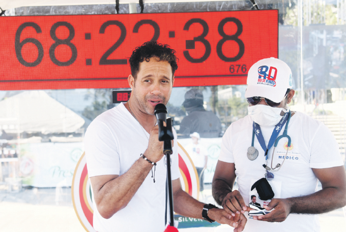 Solo faltan horas para que Carlos Silver rompa el Récords Guinness