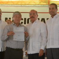 Danilo Medina entrega 977 títulos definitivos de parcelas y solares a familias de Dajabón