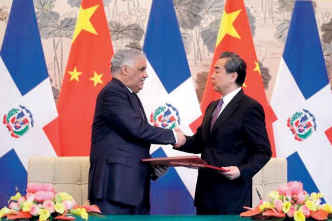 China acelera su acercamiento con el país a un año de relación diplomática