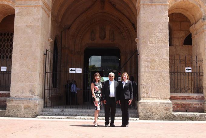 Embajadora de Estados Unidos y subsecretaria del Departamento de Estado son recibidas por Ozoria en la Catedral