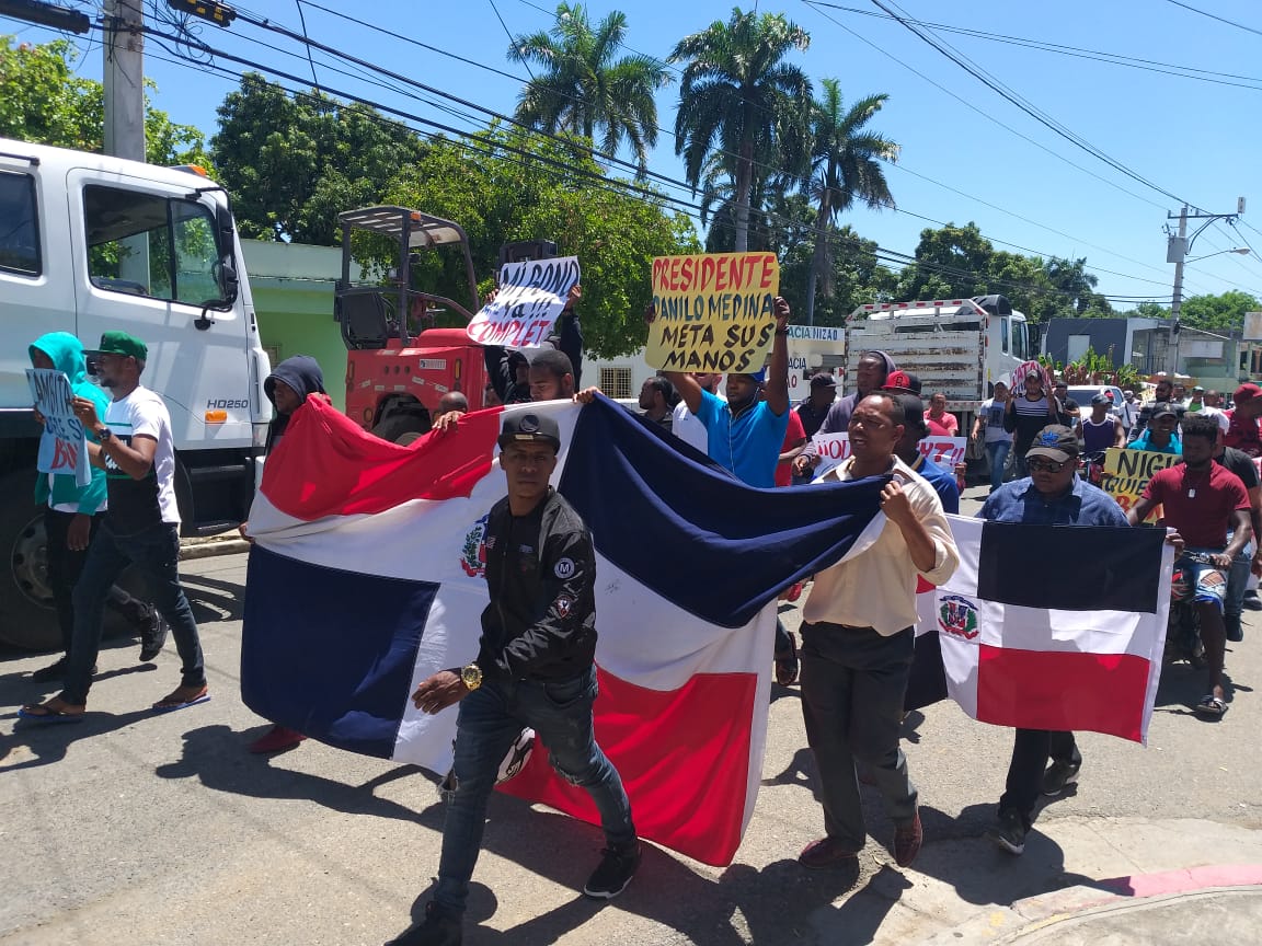 Ex empleados de Punta Catalina protestan por pagos de honorarios