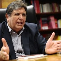 El expresidente peruano Alan García se dispara al ser detenido por caso Odebrecht