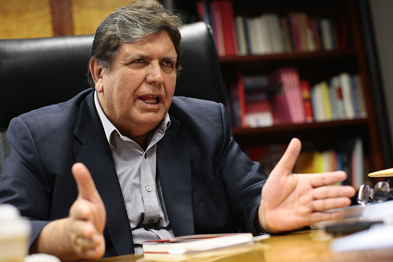 El expresidente peruano Alan García se dispara al ser detenido por caso Odebrecht