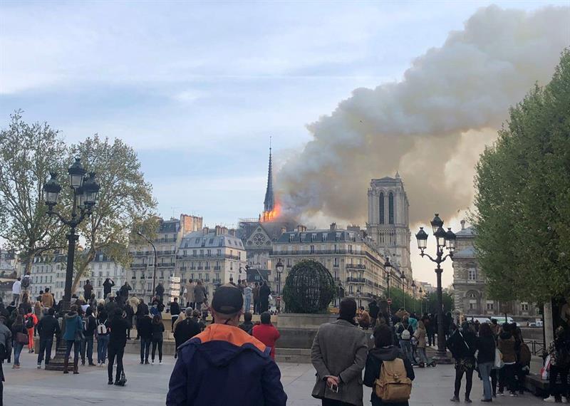 Terrible incendio afecta la catedral de Notre Dame en París