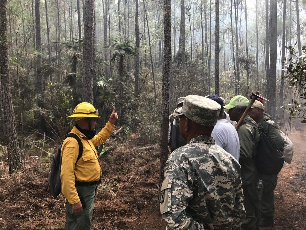 Fuego en Sierra de Bahoruco sigue sin control