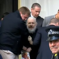 Momento en que Julian Assange fue retirado arrestado de la embajada ecuatoriana en Londres