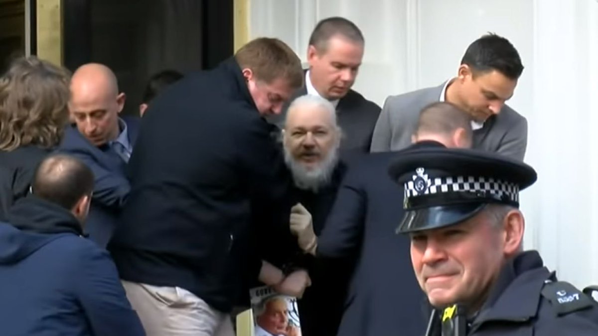Momento en que Julian Assange fue retirado arrestado de la embajada ecuatoriana en Londres