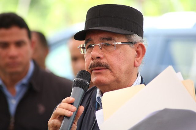 Llama la atención uso de gorra “militar” de Danilo en una visita sorpresa