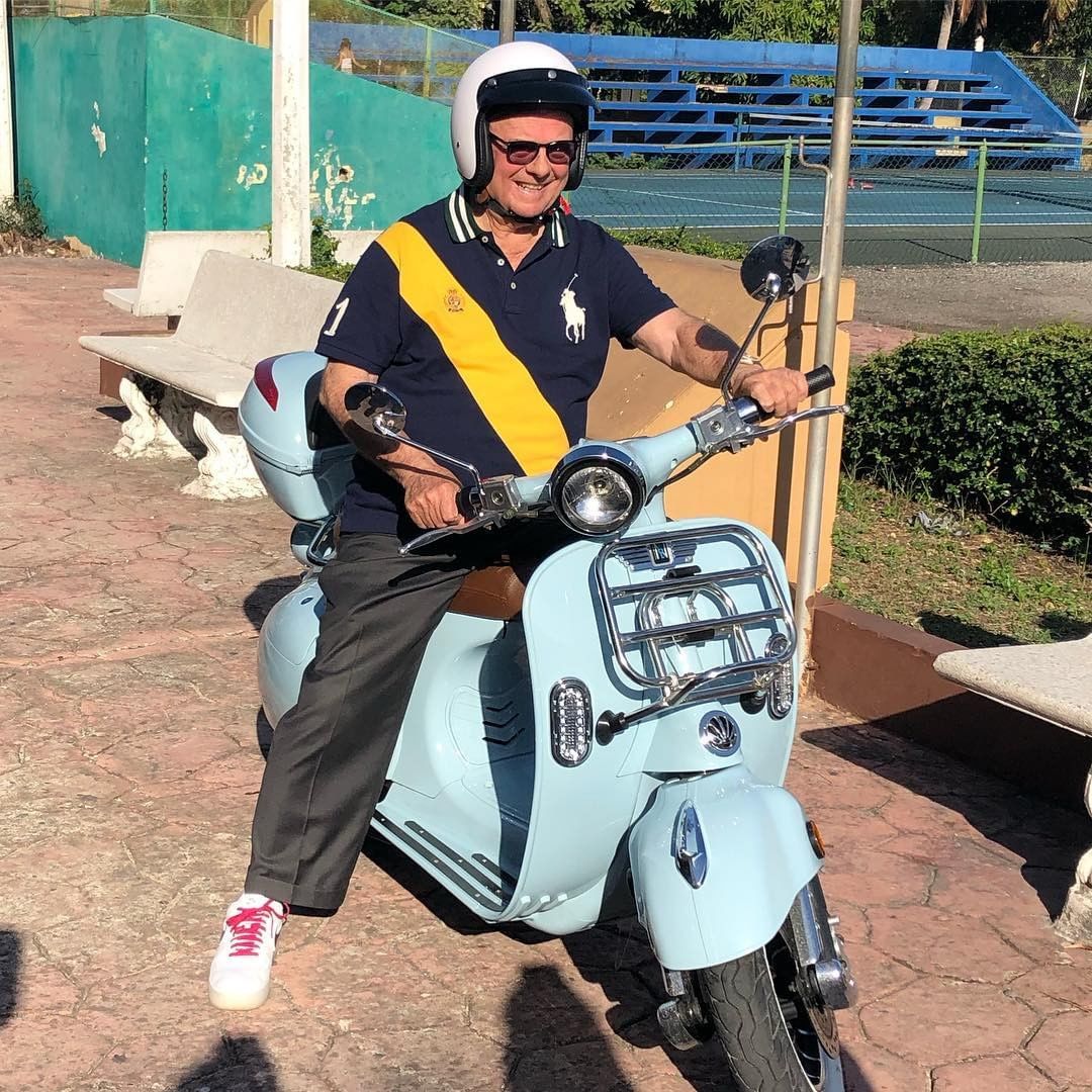 Expresidente de la República y aspirante a la presidencia por el Partido Revolucionario Moderno, Hipólito Mejía, probó la tarde este domingo una motocicleta eléctrica, tipo Vespa