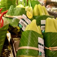 Un supermercado eliminó fundas por hojas de plátano