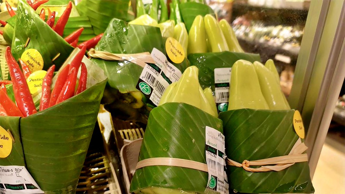 Un supermercado eliminó fundas por hojas de plátano
