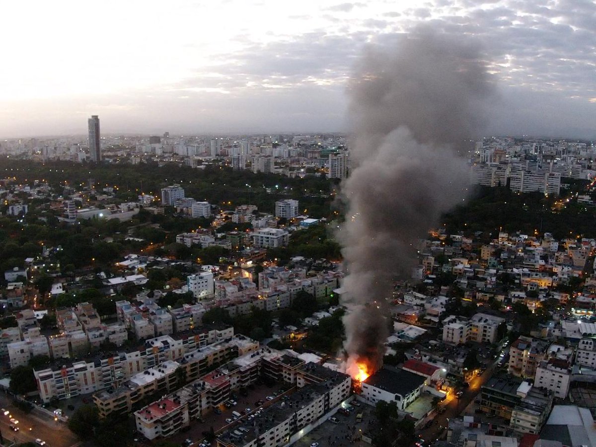 Se incendia Salerm Cosmetics, almacén de productos de belleza próximo a la avenida Independencia