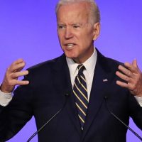 Los demócratas presionan a Biden para que cancele $50.000 en deuda de préstamos estudiantiles