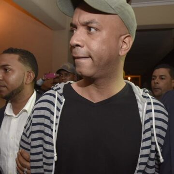 El payaso Kanqui, cuyo nombre real es Kelvin Francisco Núñez Morel, a su llegada a la Fiscalía de Santiago.