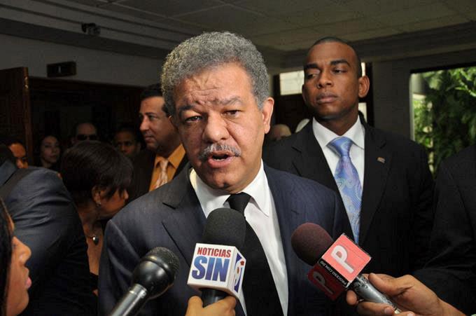 Leonel Fernández llega al país desde Estados Unidos