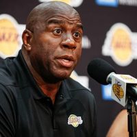 Magic Johnson renuncia como presidente de los Lakers