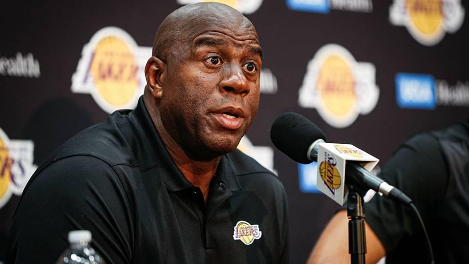 Magic Johnson renuncia como presidente de los Lakers
