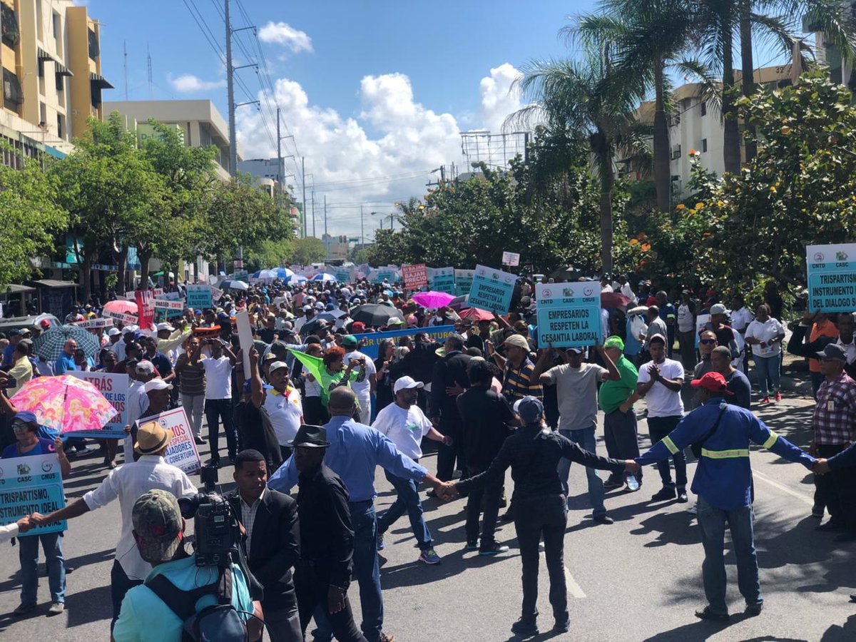 Sindicatos de trabajadores realizan masiva marcha al Palacio Nacional contra eliminación de las cesantías