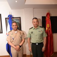 Mayor general de China encabeza misión militar que llegó el lunes al país