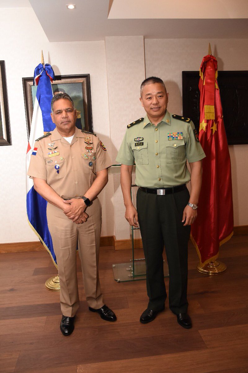 Mayor general de China encabeza misión militar que llegó el lunes al país
