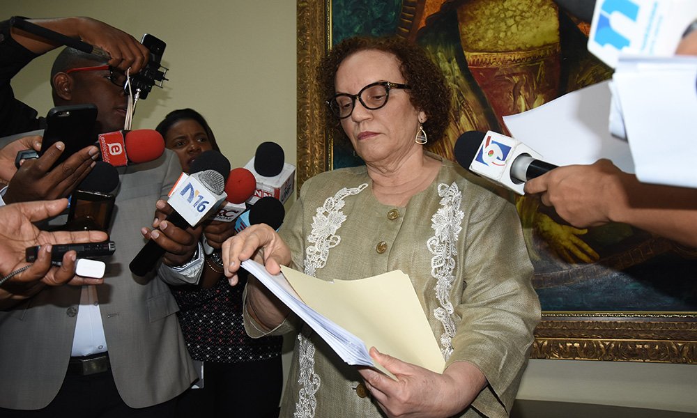 Claro certifica que teléfono de Miriam Germán sí  fue intervenido