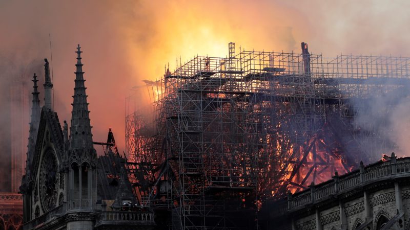 Notre Dame tiene 600 millones de euros prometidos para su reconstrucción