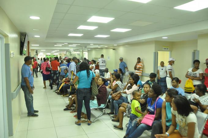Pacientes esperan tres y cuatro meses para una cita médica