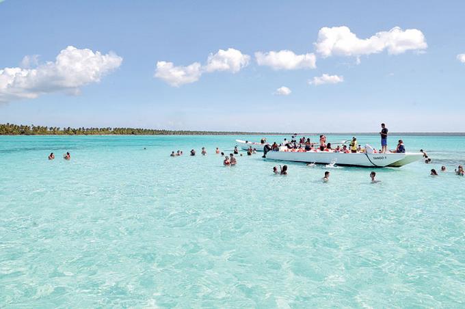 Turista ucraniano fallece en accidente mientras buceaba en playa de Bayahíbe