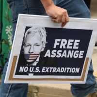 Assange no debería ser extraditado a Estados Unidos, según Corbyn