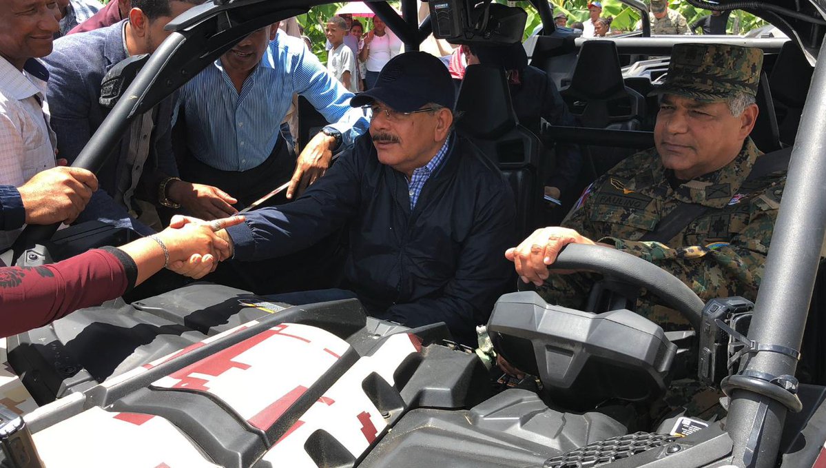 Presidente Danilo recorre frontera en buggy militar