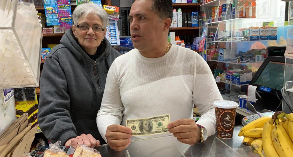 Bodegueros advierten sobre billetes de US$ 100 falsos