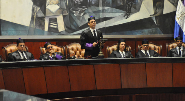 Llama abogados a ejercer derecho con dedicación