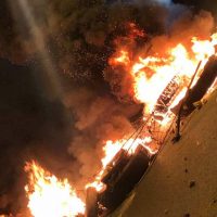 Empleados Punta Catalina queman neumáticos en autopista San Cristóbal-Baní