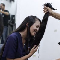 Venezolanas venden su cabello para cubrir necesidades básicas