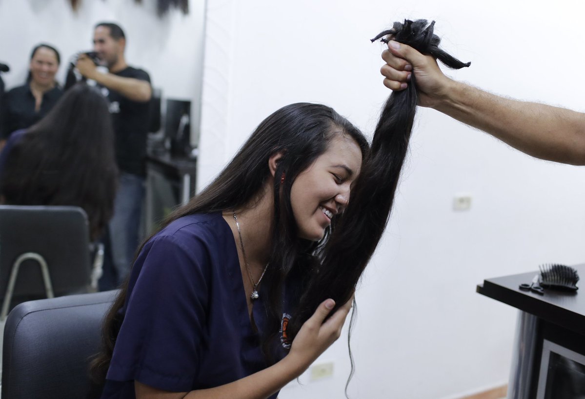 Venezolanas venden su cabello para cubrir necesidades básicas