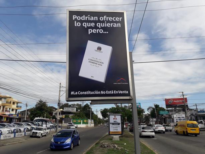 Colocan vallas en Santiago con mensaje: “La Constitución no está en venta”