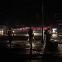 Sin luz ni agua, se desatan las protestas en Caracas