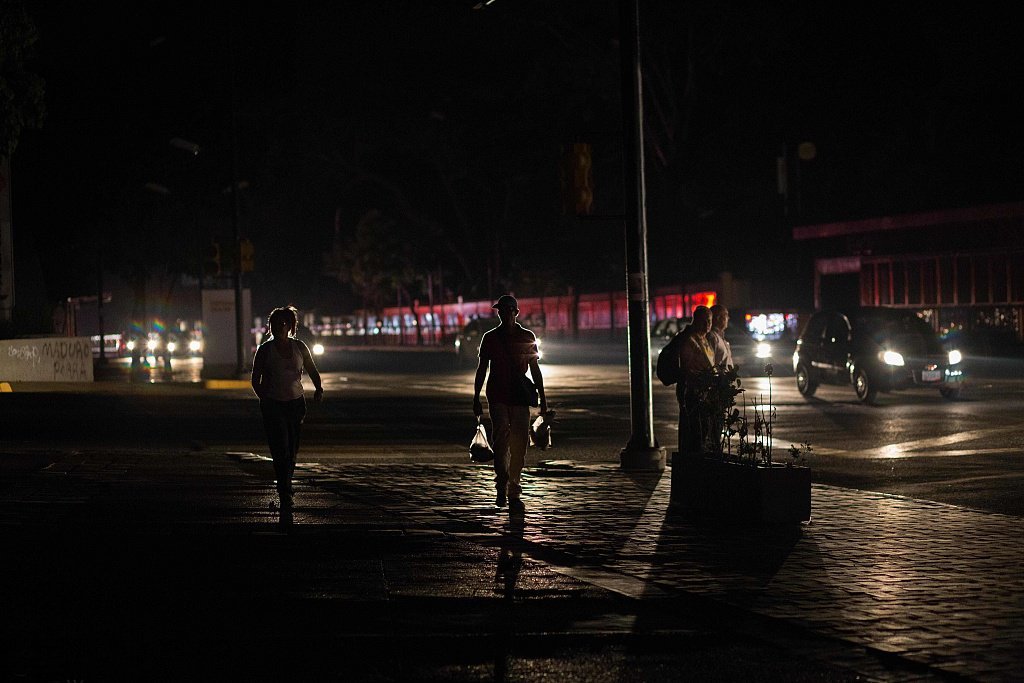 Sin luz ni agua, se desatan las protestas en Caracas